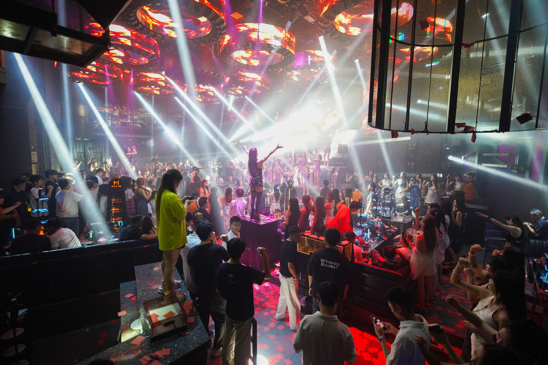 Voller Club mit dynamischem Licht