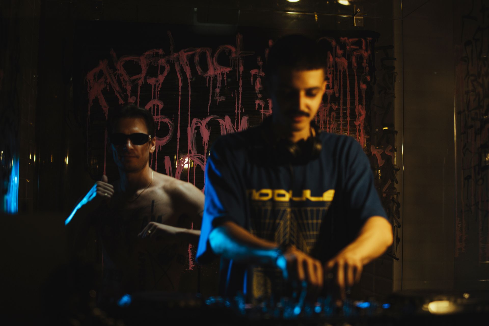 DJ vor tanzender Menge