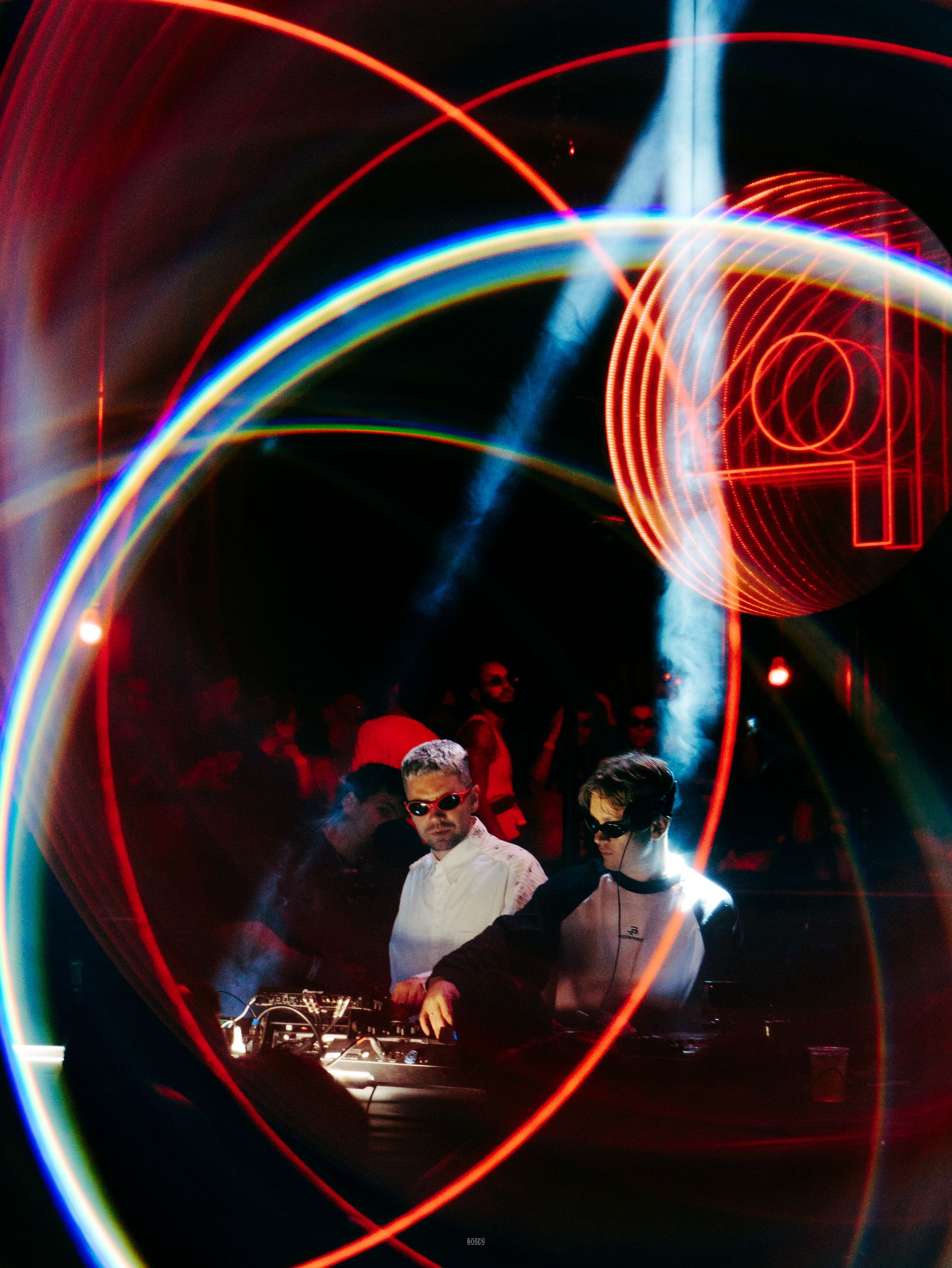 DJ mit Neonlicht