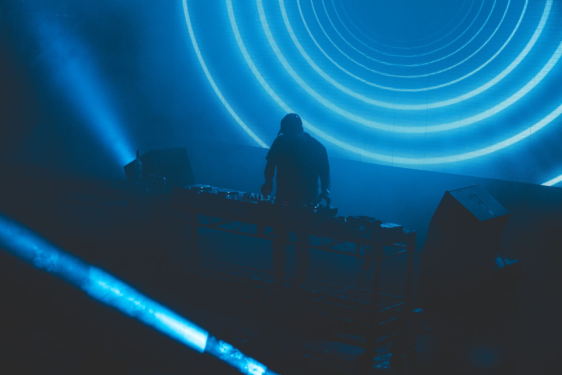 DJ legt auf vor blauem Bühnenlicht